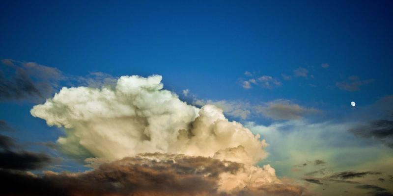 泰山尚峰大平层空间优化：如何通过建筑装饰与石材加工打造多功能家庭厅