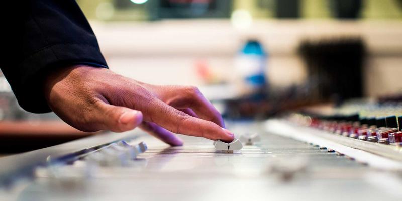 泰山尚峰社区会所：建筑装饰与材料的艺术，打造多功能高端社交空间